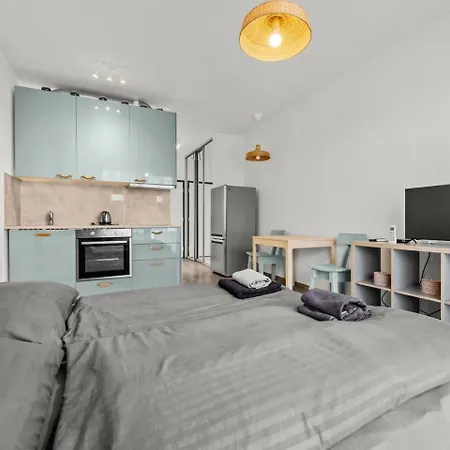 Ac 1-room Apartment, Balcony, Zuzany Chalupovej 14a 브라티슬라바