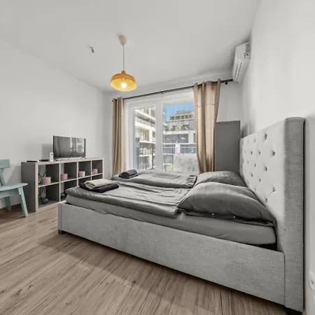 Ac 1-room Apartment, Balcony, Zuzany Chalupovej 14a 아파트 *