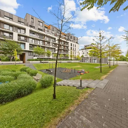 Ac 1-room Apartment, Balcony, Zuzany Chalupovej 14a 아파트 *